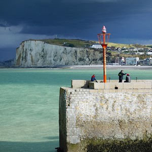 Bout d'estacade et pêcherus devant des falaises et une mer verte - France  - collection de photos clin d'oeil, catégorie paysages